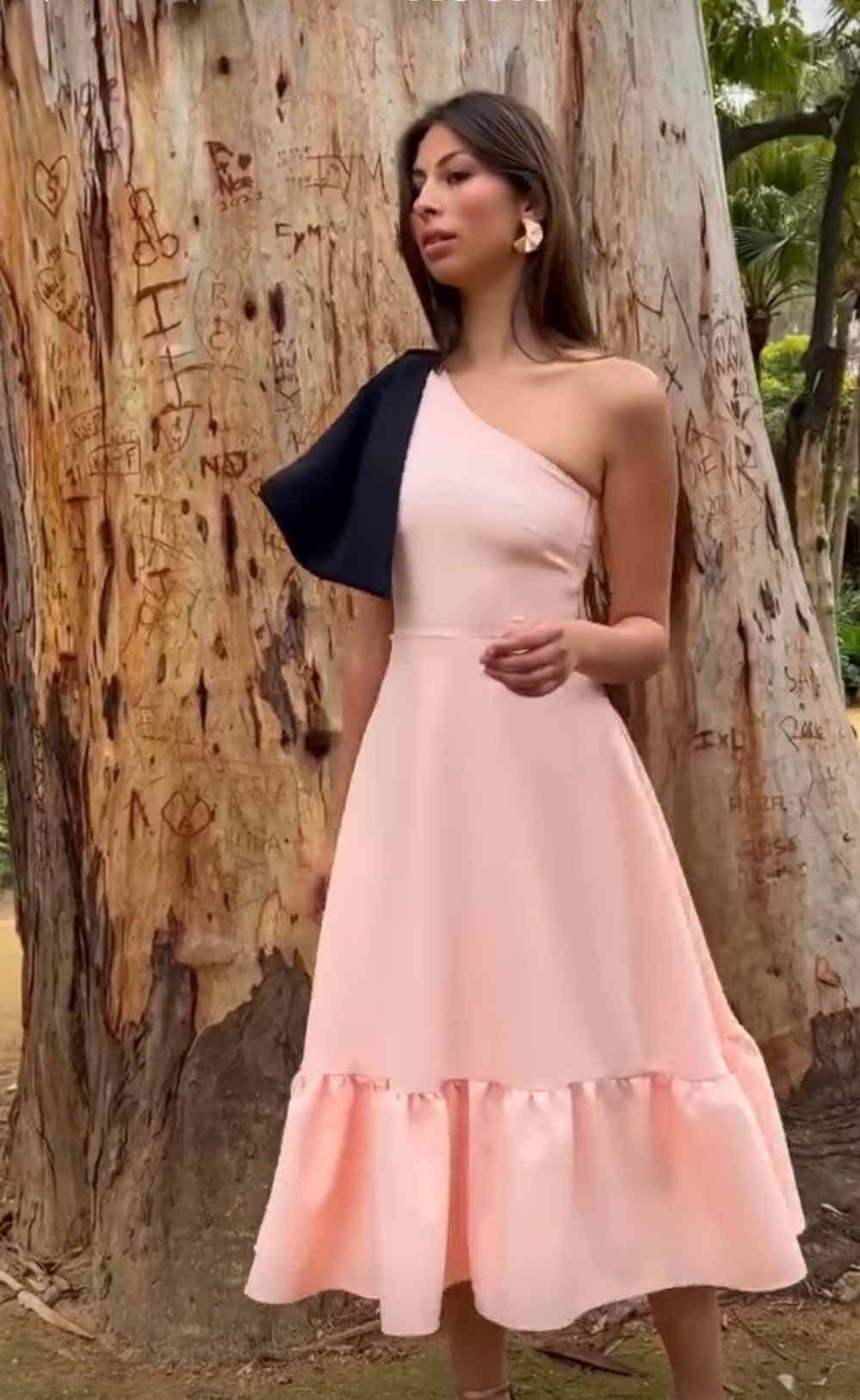 VESTIDO ASIMÉTRICO CAPA