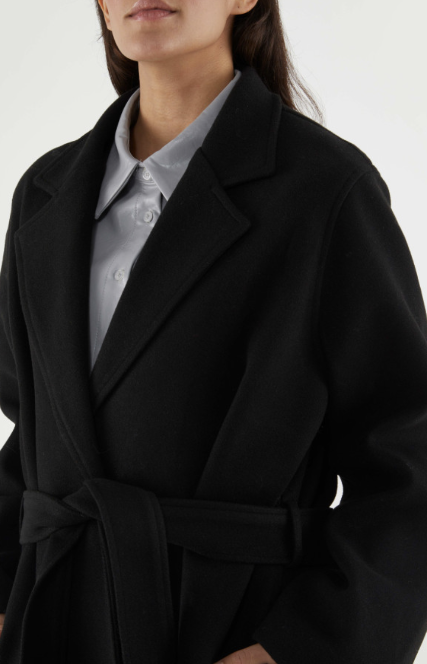 ABRIGO MIDI CON CINTURÓN EN NEGRO