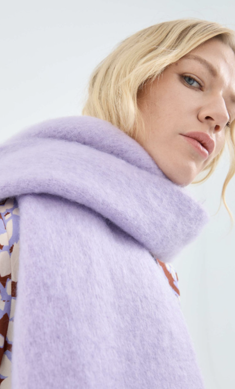 BUFANDA DE PUNTO CON FLECOS