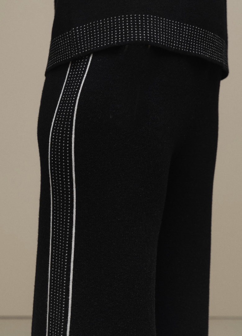 PANTALÓN CON DETALLES