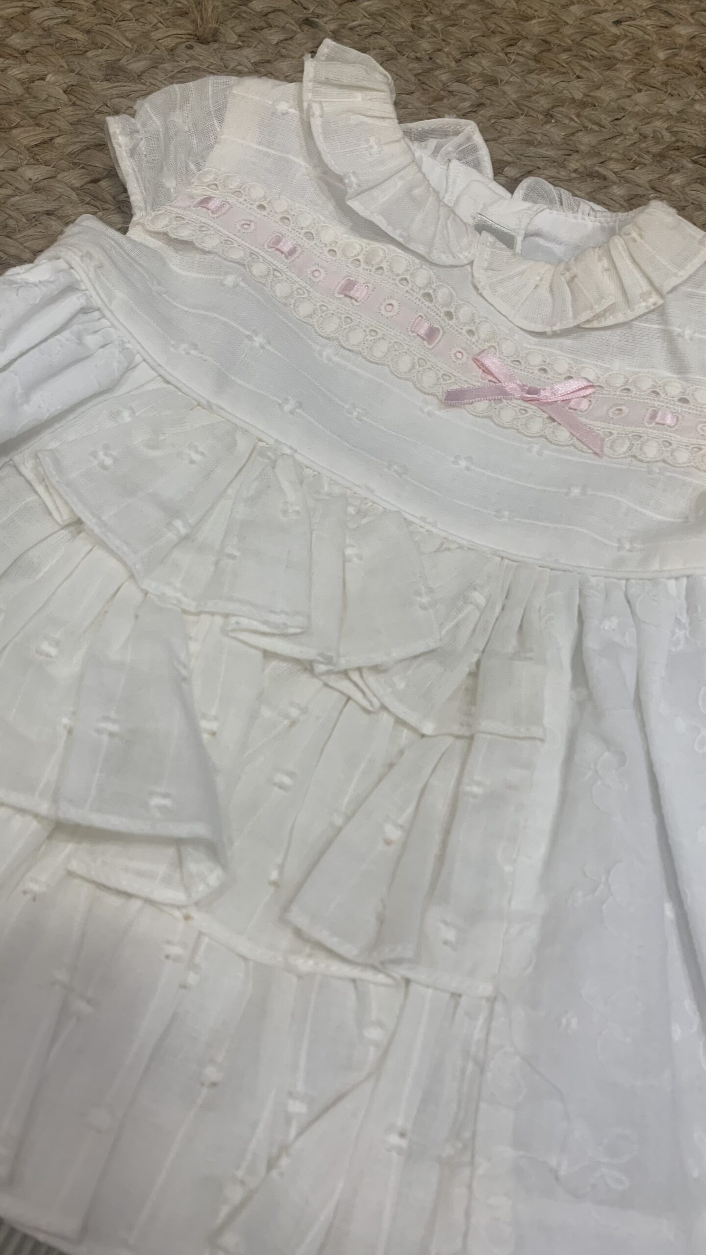 VESTIDO CON BRAGUITA Y CAPOTA